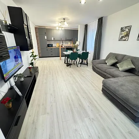 Luxury Glam Apartments Near Coresi Mall - Parking Option-3